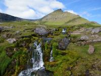 Kaskade  in der Myllá gegen Gráfelli (858m)_Insel Eysturoy